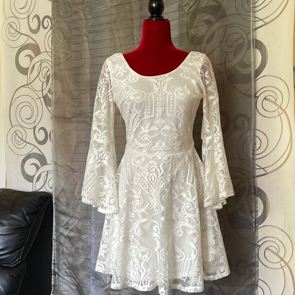 BCX IVORY special occasion, bell sleeves. Elegant design .Excellent condition.